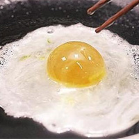 Rợn người: trứng 100 đồng/quả