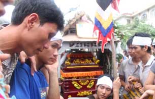 Người d�n đem quan t�i Anh Nguyễn Văn Khương, người bị c�ng an đ�nh chết đến biểu t�nh tại trụ sở UBND tỉnh Bắc Giang 