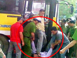 Một c�ng an đứng tr�n xe bu�t đạp li�n tục v�o mặt Anh Nguyễn Ch� Đức trong cuộc biểu t�nh chống Trung Quốc h�m 17-07-2011 tại H� Nội. RFA Screen capture. 