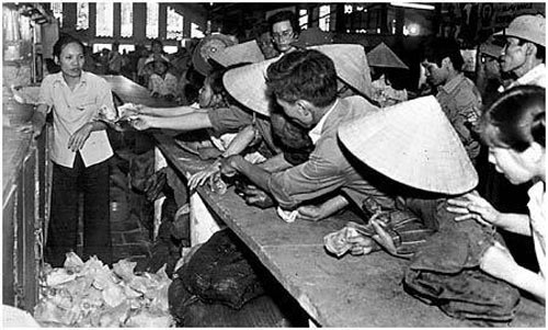 Ch�m ảnh: K� ức thời bao cấp, Tin tức Việt Nam, Tin tức trong ng�y, thoi bao cap, anh thoi bao cap, thoi ki tem phieu, xep hang mua gao, so gao, thoi ki truoc mo cua, bao, tin tuc, tin hot, tin hay, vn