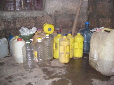 Nguoi tieu dung dang chim trong ruou doc